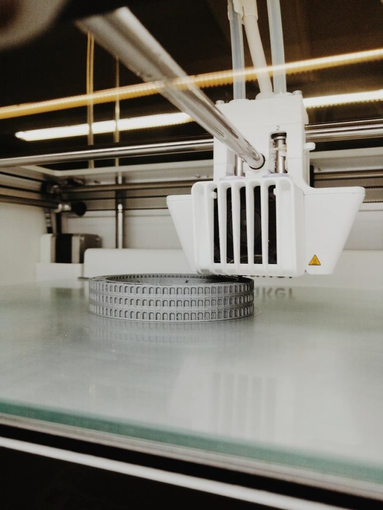 Druk 3D w produkcji unikalnych elementów dekoracyjnych do biur projektowych