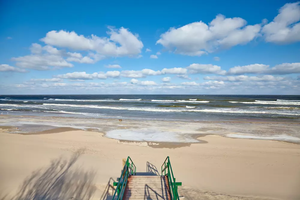 Dziwnówek noclegi – widok na plażę i morze w Dziwnówku